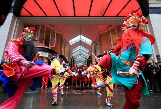  2024年2月10日，來(lái)自廣東普寧的英歌舞團(tuán)演員在英國(guó)倫敦伯靈頓拱廊街表演英歌舞。新華社記者 李穎 攝