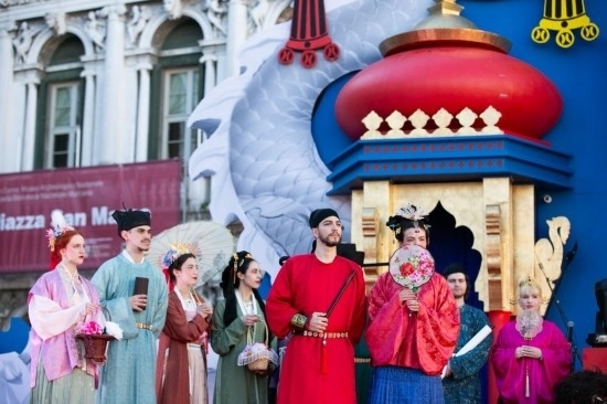  2024年2月13日，在意大利威尼斯，志愿者身著漢服進(jìn)行表演。新華社記者 李京 攝