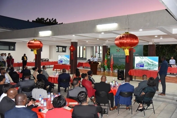 當(dāng)?shù)貢r(shí)間3月13日，慶祝中國(guó)與多米尼克建交20周年招待會(huì)在中國(guó)駐多大使館舉行。中國(guó)駐多米尼克大使館供圖