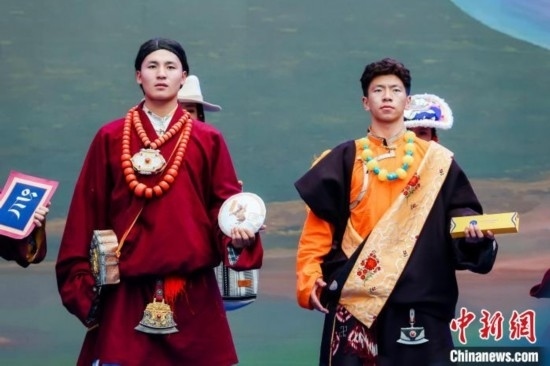 圖為身著民族服飾的演員們展示果洛特產(chǎn)。 果洛州文體旅游廣電局 供圖