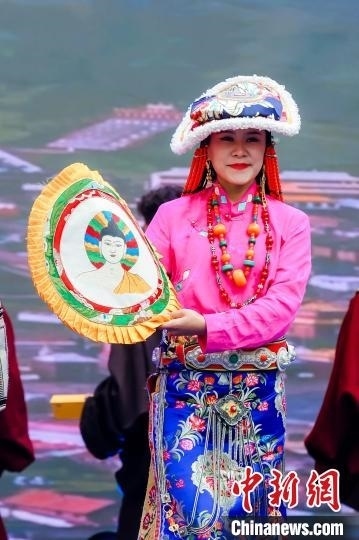 圖為身著民族服飾的演員們展示果洛特色產(chǎn)品。 果洛州文體旅游廣電局 供圖