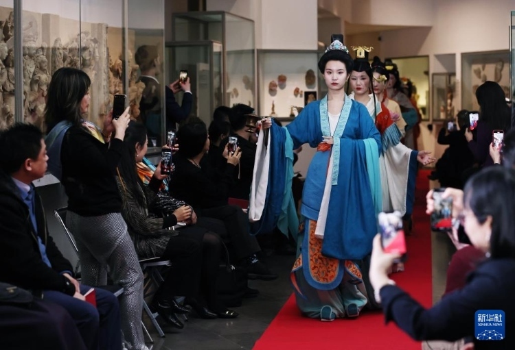 3月13日，在位于法國巴黎的吉美國立亞洲藝術(shù)博物館，模特展示敦煌復(fù)原服飾。新華社記者 高靜 攝