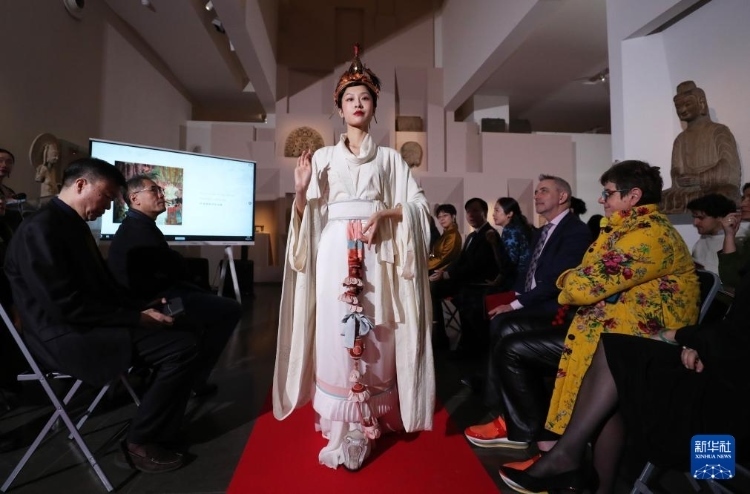 3月13日，在位于法國巴黎的吉美國立亞洲藝術(shù)博物館，模特展示敦煌復(fù)原服飾。新華社記者 高靜 攝