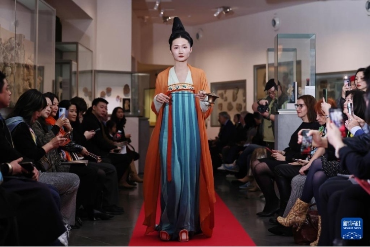 3月13日，在位于法國巴黎的吉美國立亞洲藝術(shù)博物館，模特展示敦煌復(fù)原服飾。新華社記者 高靜 攝