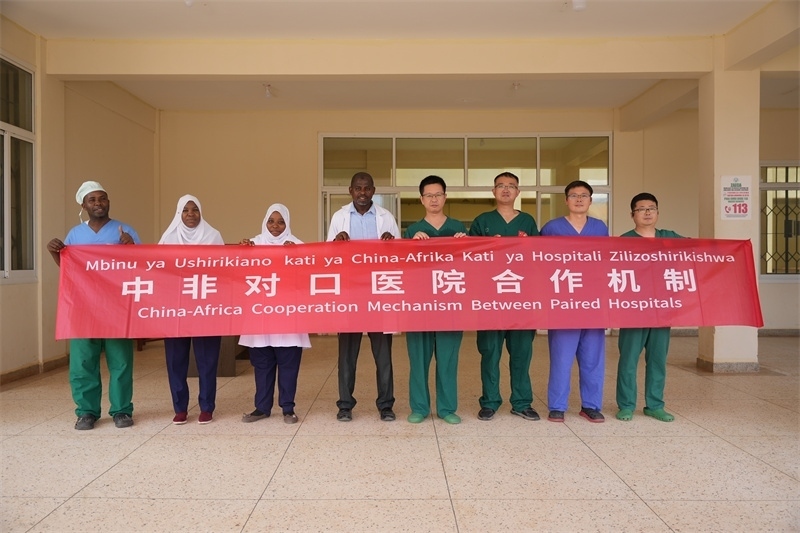 醫(yī)療隊(duì)隊(duì)隊(duì)員和基文吉區(qū)醫(yī)院院長(zhǎng)（左四）及醫(yī)護(hù)人員合影。中國(guó)援桑醫(yī)療隊(duì)供圖