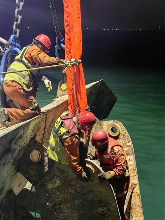 工作人員正在修理橫移錨纜。 “天鯤號(hào)”供圖