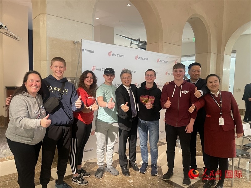 師生們出發(fā)前與國(guó)航工作人員合影留念。人民網(wǎng)記者 鄧圩攝