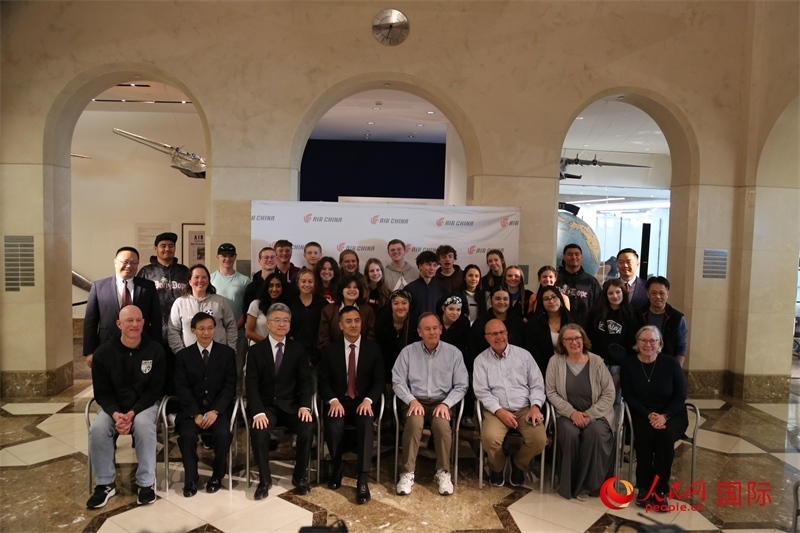 美國(guó)高中學(xué)生交流團(tuán)全體與前來(lái)送行的各方代表合影。人民網(wǎng)記者 鄧圩攝