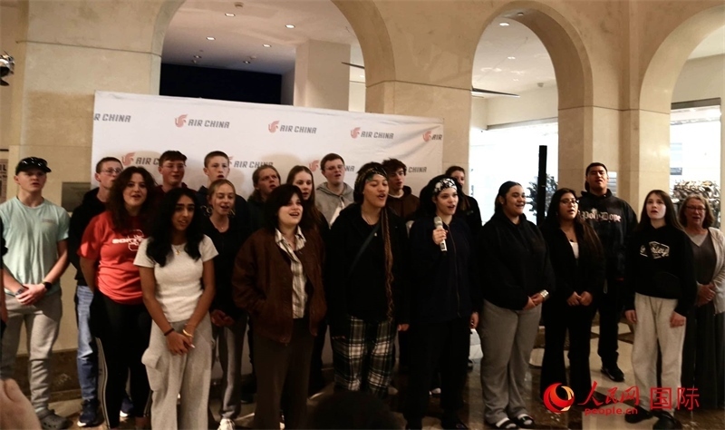 全體美國(guó)高中生合唱《希望的田野》。人民網(wǎng)記者 鄧圩攝