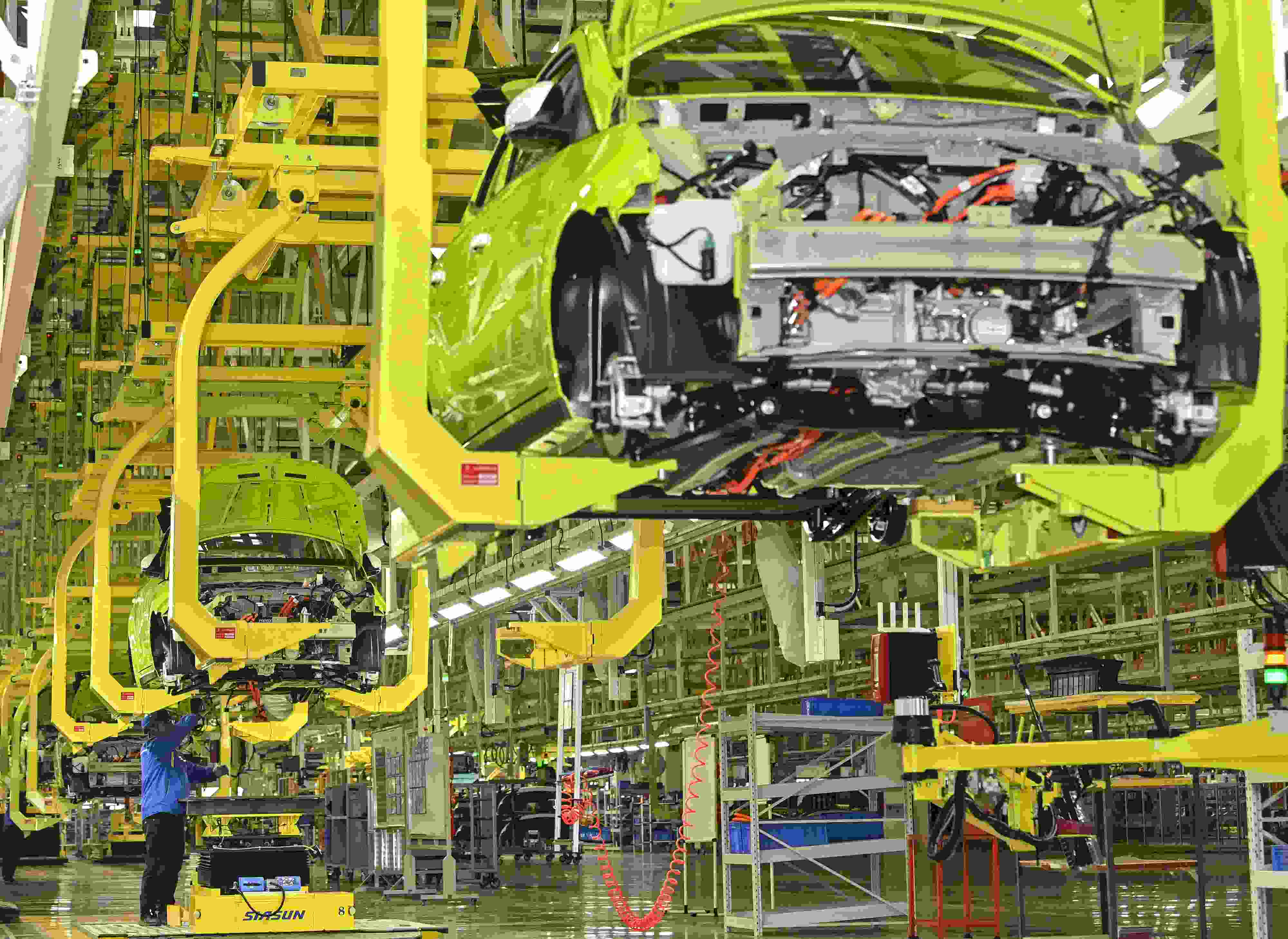 △ 2024年2月27日，一家新能源汽車公司的總裝車間生產(chǎn)線上，工人正在加緊生產(chǎn)趕訂單。