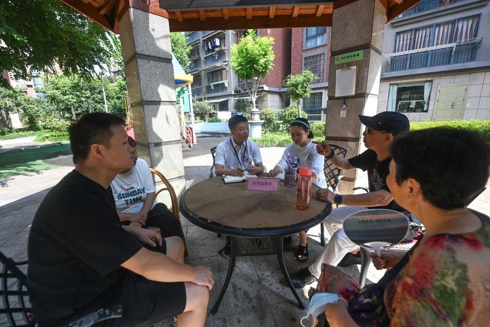 △2023年7月21日，在位于浙江杭州臨安區(qū)錦南街道水岸陽(yáng)光小區(qū)的陽(yáng)光議事廳，街道干部在聽(tīng)取居民們反映的問(wèn)題及意見(jiàn)。