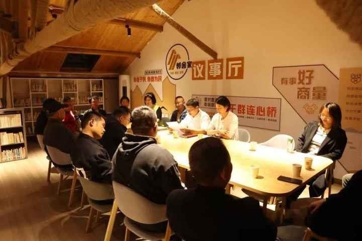 △浙江金華武義縣后陳村“鄰舍家”協(xié)商議事會(huì)討論舊村改造事宜。