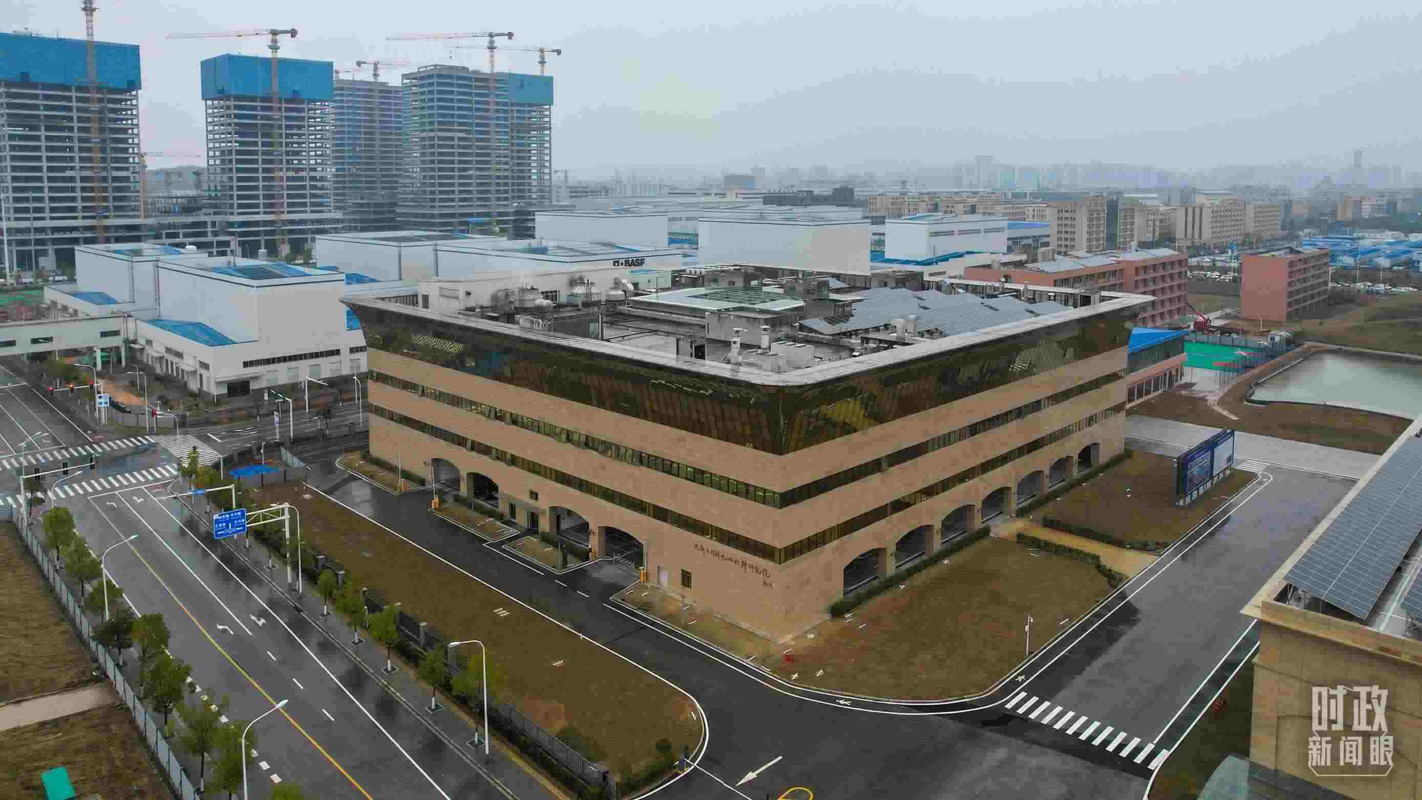 △巴斯夫杉杉電池材料研究院。（總臺(tái)央視記者范凱拍攝）