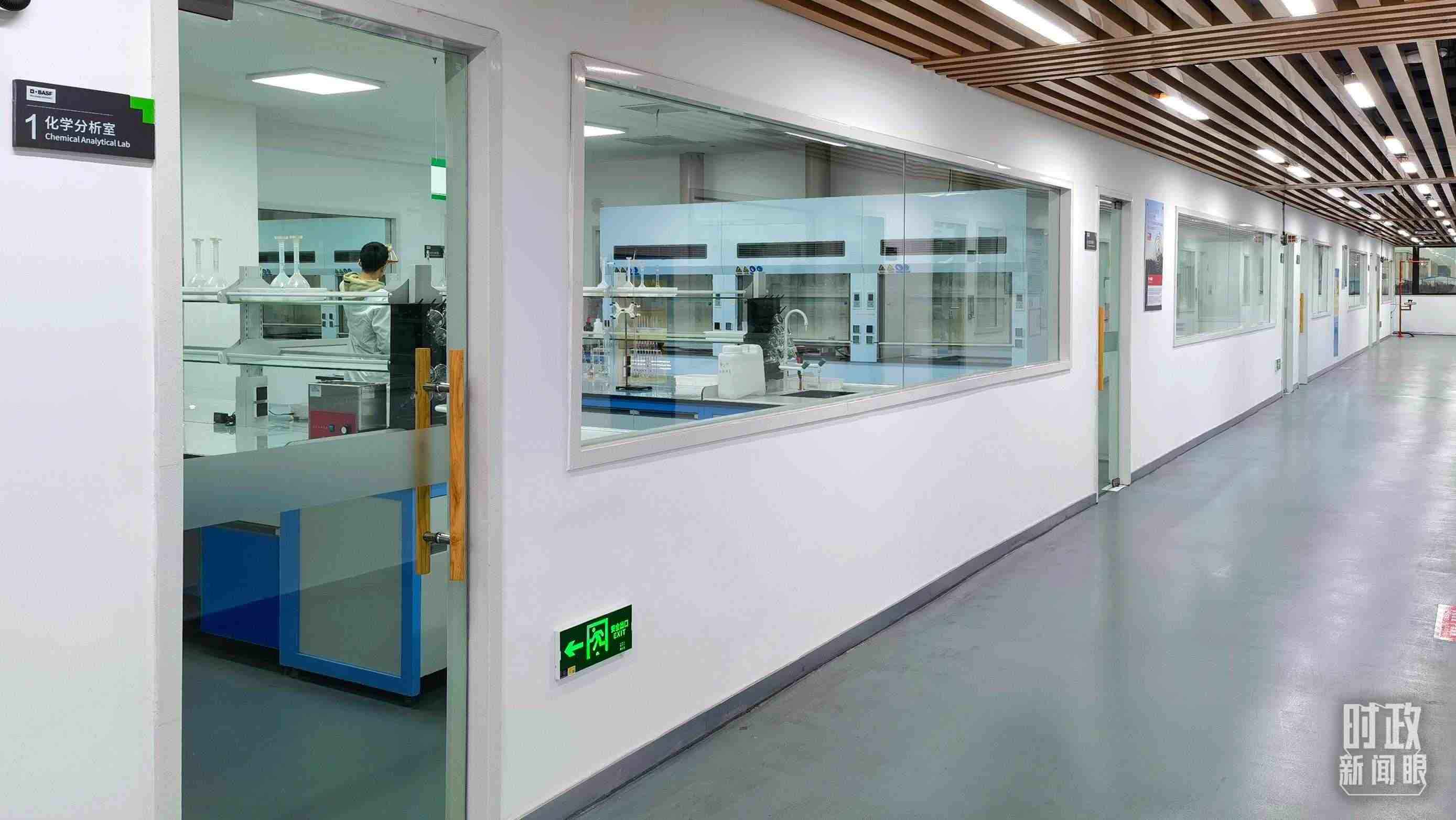 △巴斯夫杉杉電池材料有限公司化學(xué)分析室。（總臺(tái)央視記者石丞拍攝）