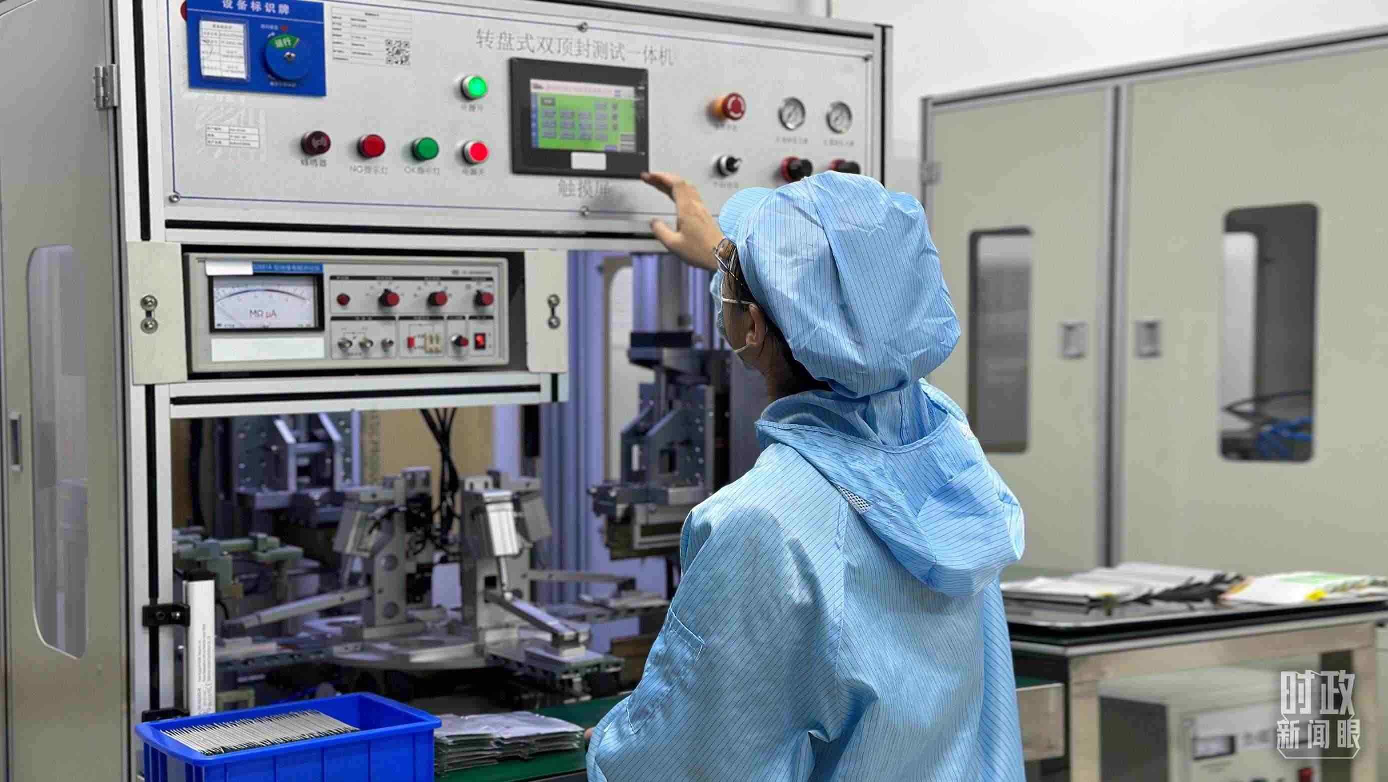 △企業(yè)電池技術(shù)中心內(nèi)，員工正在進(jìn)行電池封裝。（總臺(tái)央視記者盧心雨拍攝）