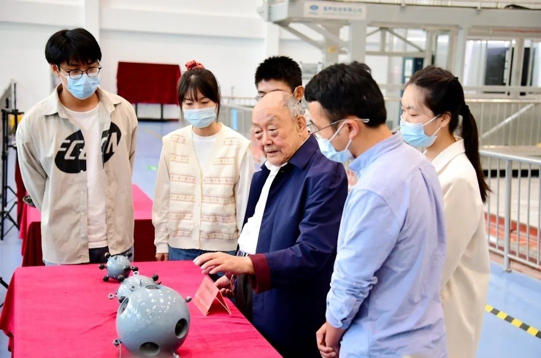 楊士莪院士在實(shí)驗(yàn)室指導(dǎo)學(xué)生。哈爾濱工程大學(xué)供圖