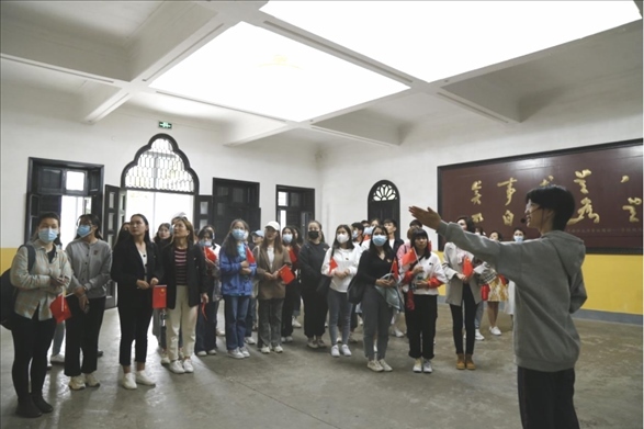 2021年5月20日，少數(shù)民族學(xué)生在湖南第一師范學(xué)院進(jìn)行紅色研學(xué)活動，共同追尋那段紅色歲月的足跡。