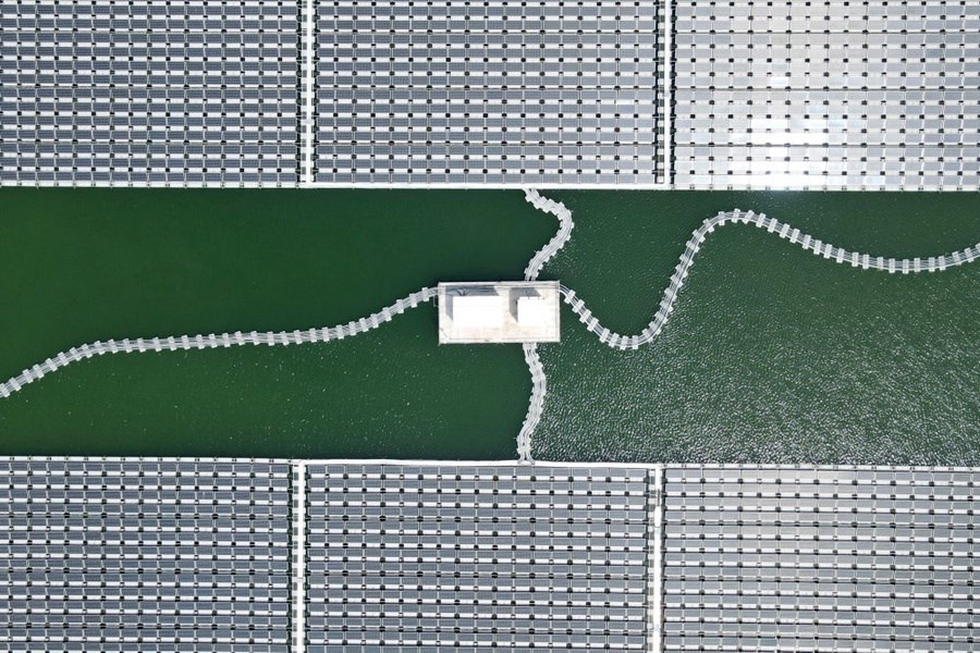 2022年8月25日拍攝的潁上縣毛圩水上光伏電站（無人機(jī)照片）。近年來，安徽省阜陽市潁上縣古城鎮(zhèn)積極推進(jìn)采煤沉陷區(qū)治理工作，將昔日的采煤沉陷區(qū)建設(shè)成水上光伏電站，既減少占用土地面積，又能生產(chǎn)清潔能源。