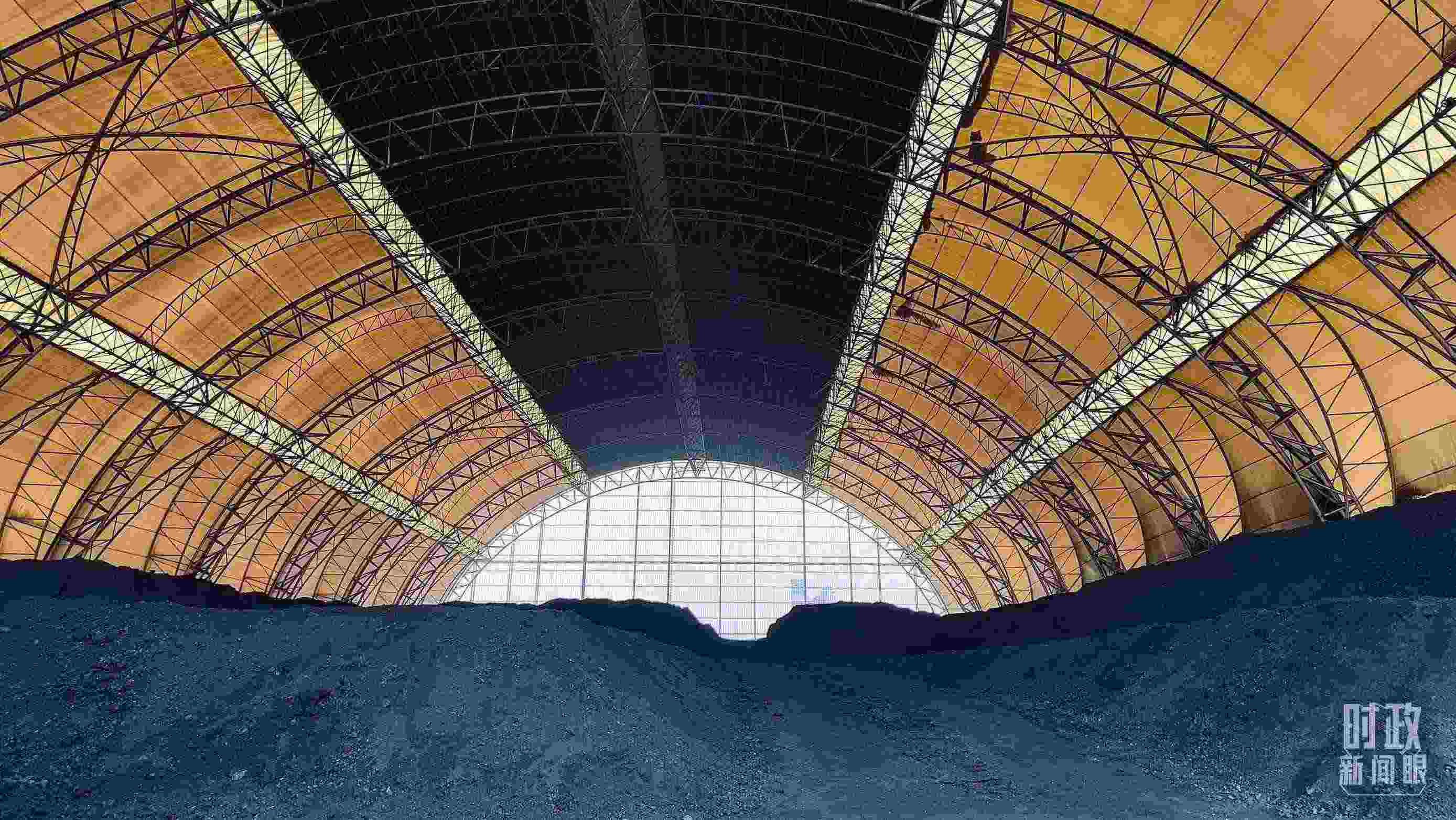 山西瑞光熱電有限責(zé)任公司儲煤場。2022年1月，習(xí)近平來到這里察看煤場儲煤情況。（總臺央視記者楊立峰拍攝）