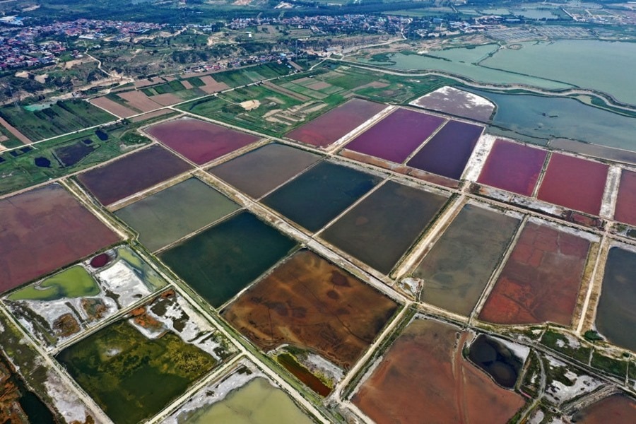 這是2023年7月11日拍攝的山西運(yùn)城鹽湖一角（無人機(jī)照片）。按照“生態(tài)優(yōu)先、保護(hù)為主、適度開發(fā)”的原則，2020年9月，運(yùn)城市全面停止鹽湖范圍內(nèi)的工業(yè)生產(chǎn)活動(dòng)。近年來，千年鹽湖正在向生態(tài)保護(hù)、風(fēng)貌重塑、產(chǎn)業(yè)轉(zhuǎn)型、全域旅游的“綠色發(fā)展”轉(zhuǎn)變。