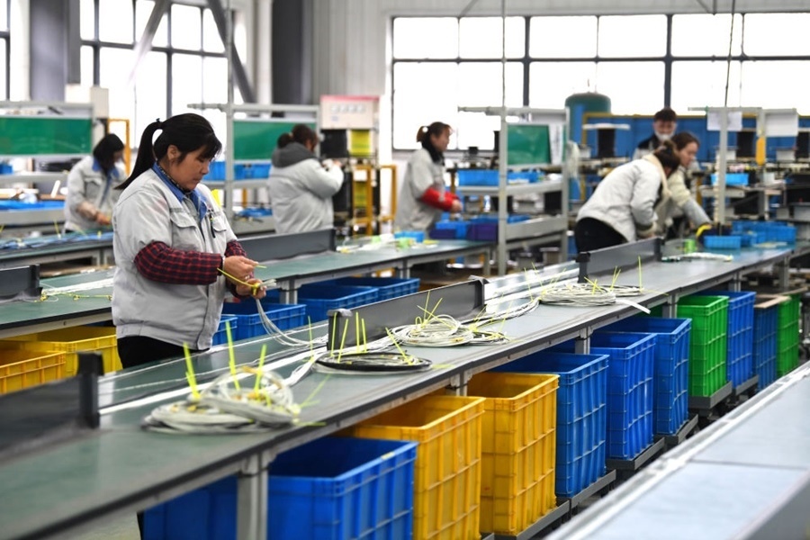 2022年2月16日，工作人員在安徽省滁州市汊河軌道交通裝備產(chǎn)業(yè)園的一家軌道交通裝備企業(yè)生產(chǎn)線上忙碌。安徽省滁州市來安縣汊河鎮(zhèn)地處皖蘇交界，緊鄰南京市江北新區(qū)。近年來，來安縣成為承接南京產(chǎn)業(yè)轉(zhuǎn)移的前沿陣地，汊河這個(gè)曾經(jīng)的傳統(tǒng)農(nóng)業(yè)小鎮(zhèn)緊抓機(jī)遇，開始深度融入長三角，參與產(chǎn)業(yè)協(xié)作分工。產(chǎn)業(yè)園吸引了越來越多長三角地區(qū)軌道交通企業(yè)入駐，形成了鐵路客車、城際軌道零部件研發(fā)、生產(chǎn)、銷售的產(chǎn)業(yè)集群。