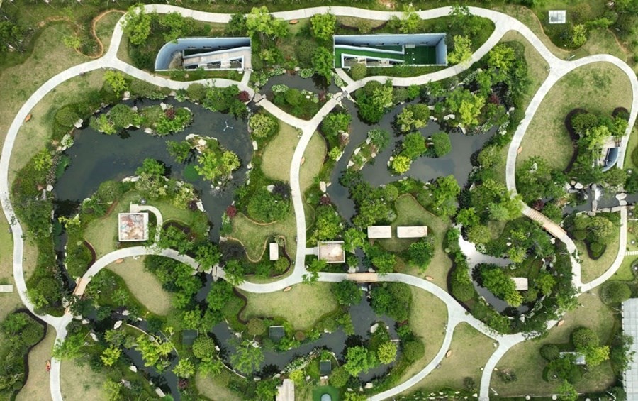 這是2023年6月15日拍攝的以“地上花園+地下治污”設(shè)計(jì)理念建設(shè)的九江市雙溪公園（無人機(jī)照片）。近年來，江西省九江市啟動(dòng)中心城區(qū)水環(huán)境綜合整治工程，通過地下污水治理、岸線生態(tài)修復(fù)、興建“公園式”污水處理廠、城市智慧管網(wǎng)管控等措施，改善水環(huán)境，城市面貌煥然一新。