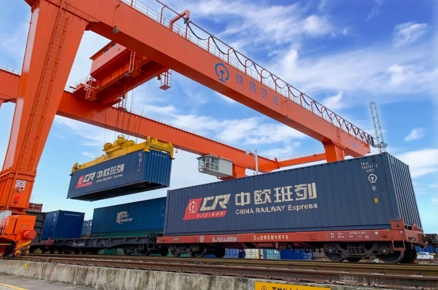 2022年4月29日，在鐵路合肥北站物流基地集裝箱作業(yè)區(qū)，龍門吊吊裝準(zhǔn)備發(fā)運(yùn)的中歐班列集裝箱。