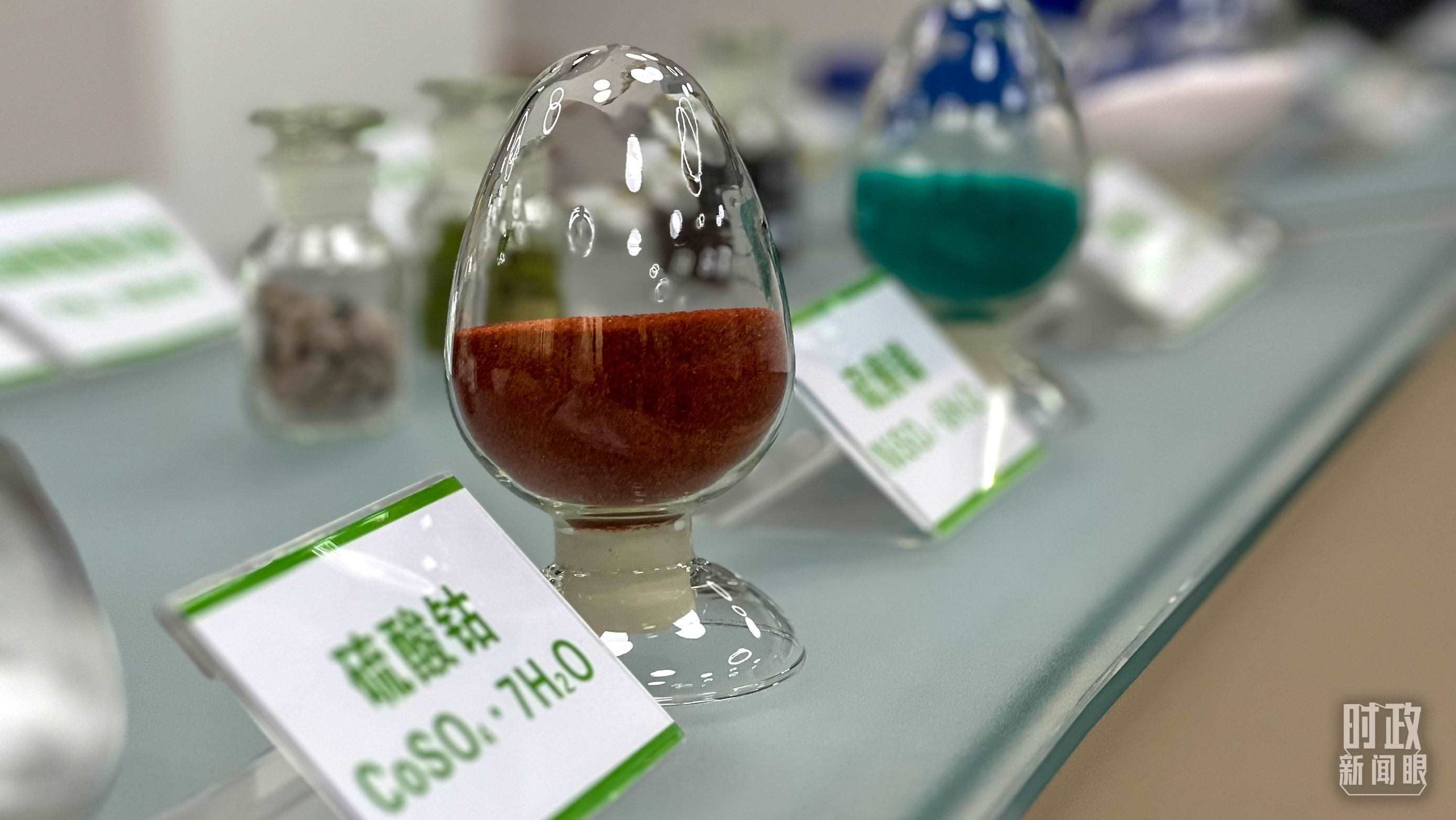 △巴斯夫杉杉電池材料有限公司的產(chǎn)品展示。（總臺(tái)央視記者李煒拍攝）