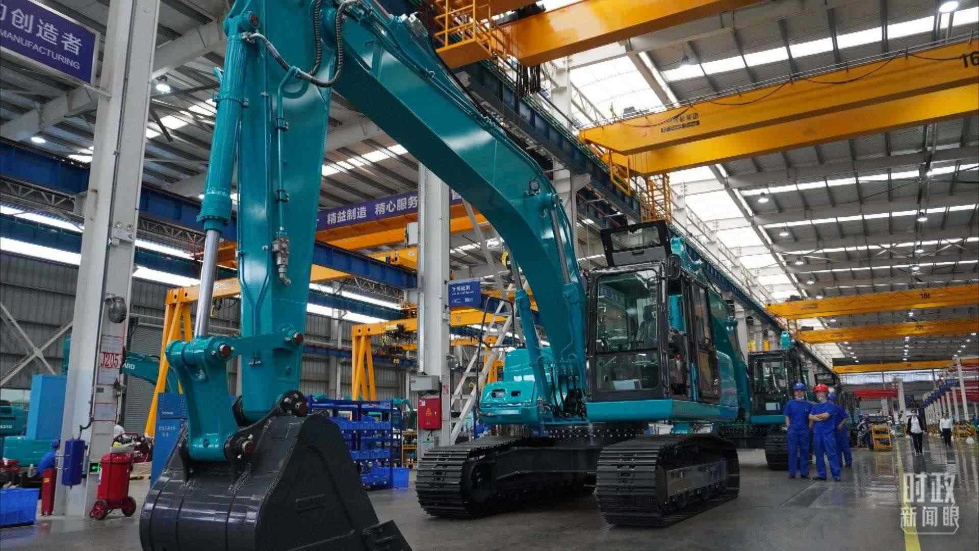 △這是山河智能大型挖掘機(jī)的組裝車間。2020年9月，習(xí)近平曾到此地考察。（總臺(tái)央視記者郭曉龍拍攝）