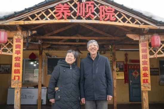 在伊春市友好區(qū)，伊春森工上甘嶺林業(yè)局有限責(zé)任公司溪水林場(chǎng)分公司退休職工劉養(yǎng)順（右）和老伴楊秋娥在自家農(nóng)家院中（3月13日攝）。新華社記者 謝劍飛 攝