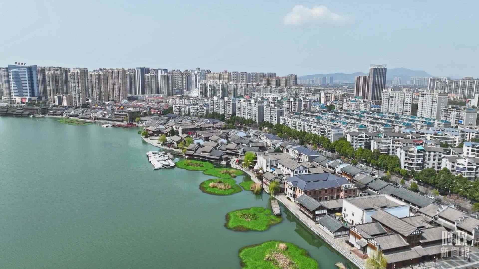 △沅江江畔，常德河街與現(xiàn)代建筑交相輝映。（總臺(tái)央視記者范凱拍攝）