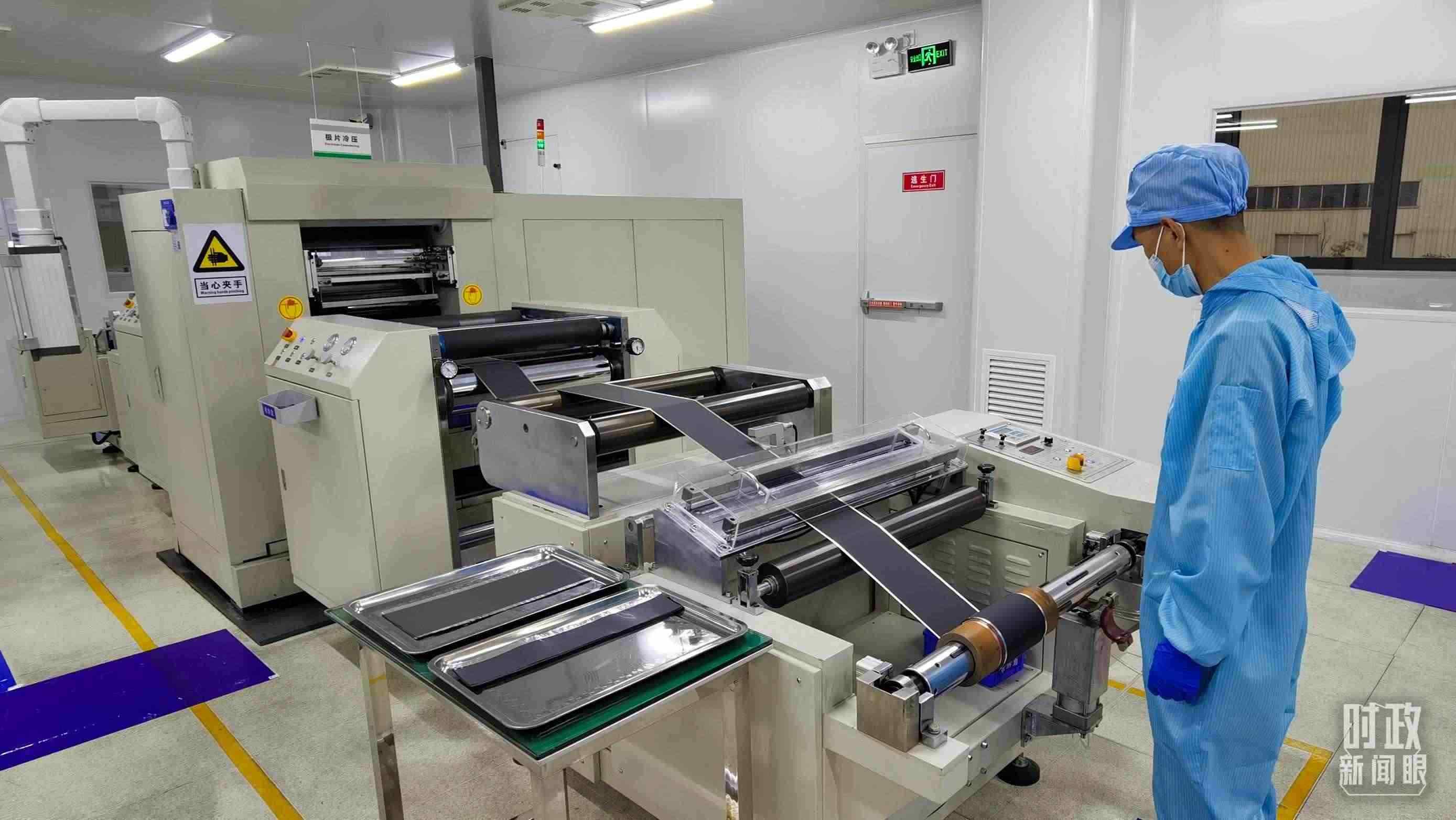 △這是電池生產(chǎn)的極片冷壓操作車間。（總臺(tái)央視記者郭鴻拍攝）