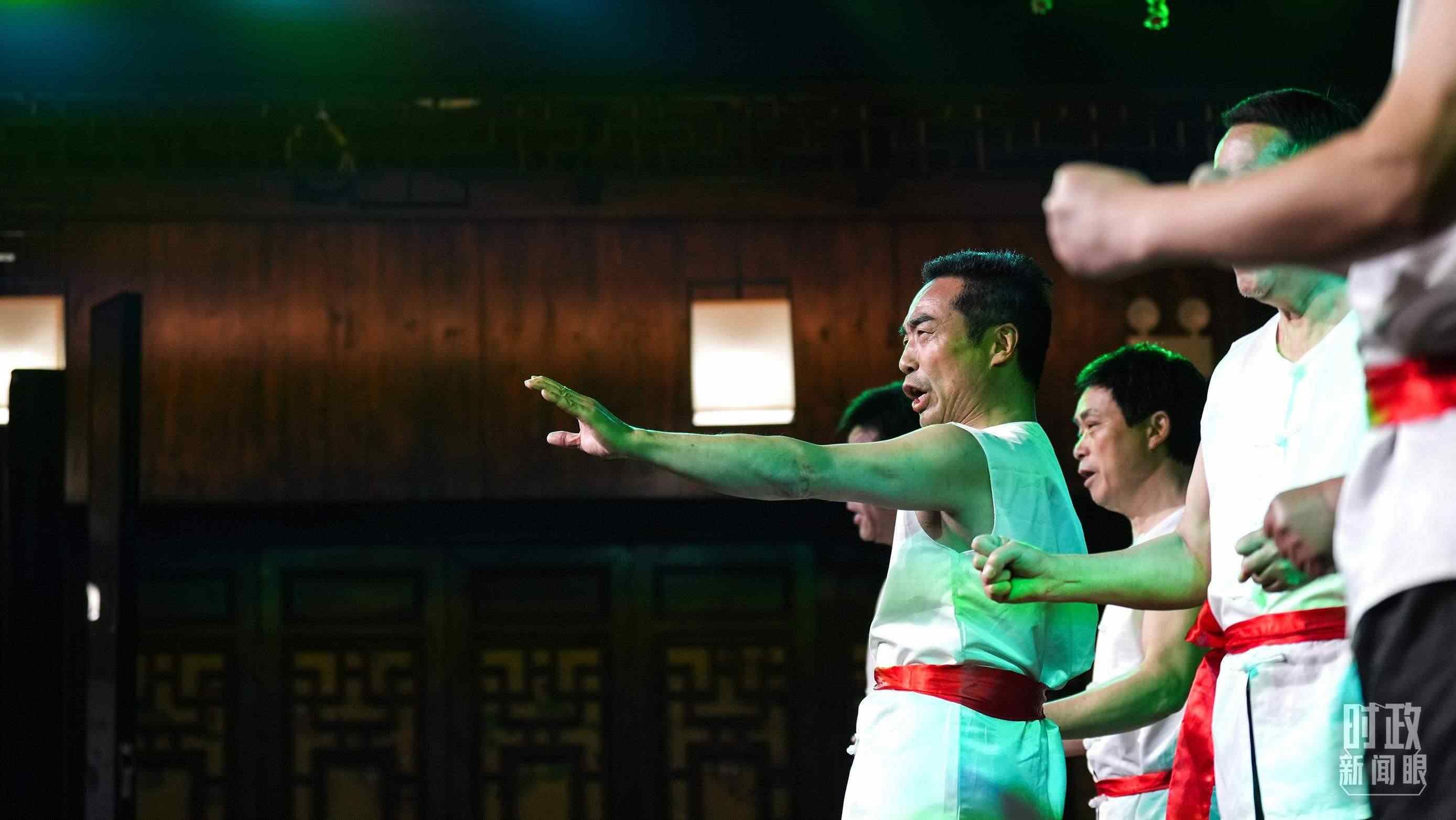 △常德河街，鴛鴦走馬樓上演常德高腔《穆桂英掛帥》和澧水船工號(hào)子。（總臺(tái)央視記者許永松、國廣記者李晉拍攝）