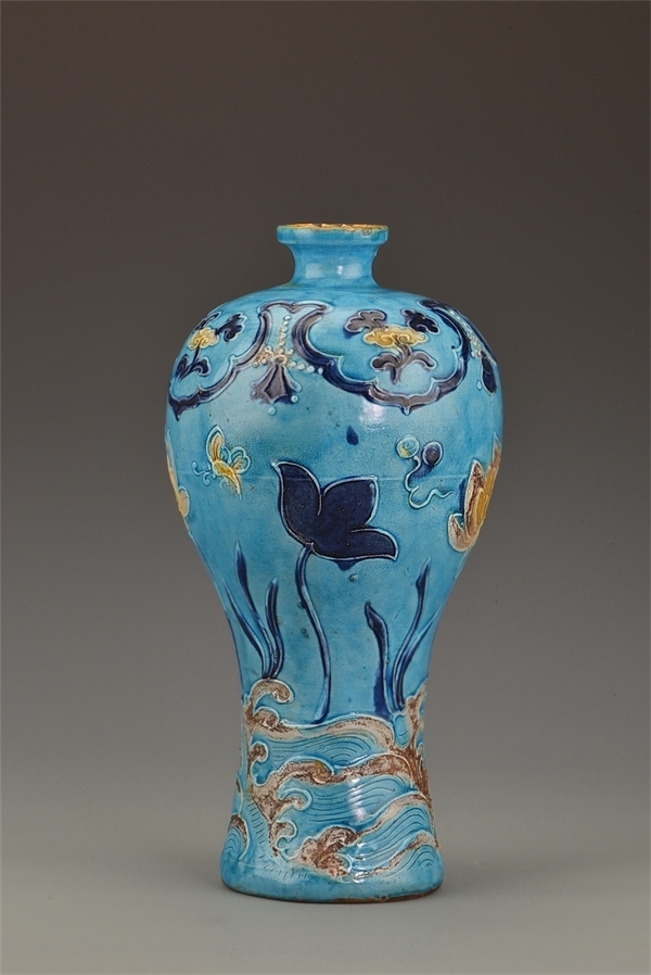 一號沉船出水的琺華彩蓮紋梅瓶。中國文物報社供圖