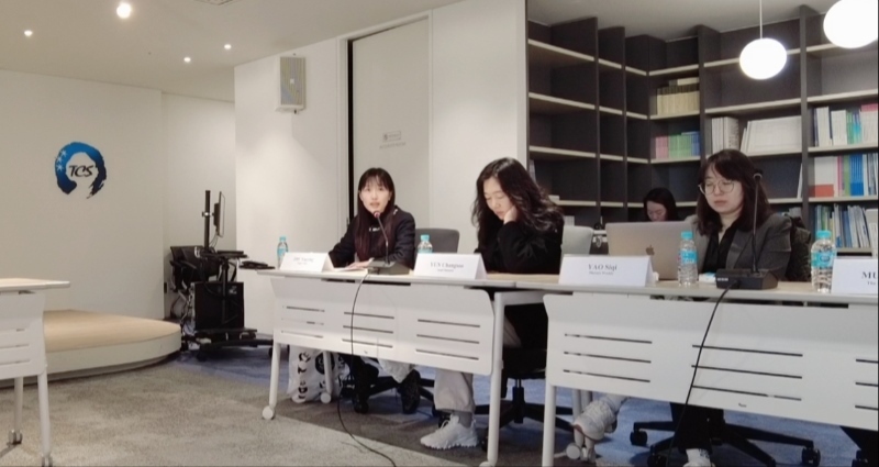 記者（左一）在交流活動(dòng)上，以加強(qiáng)中日韓三國(guó)經(jīng)濟(jì)合作、增進(jìn)三國(guó)民眾相互理解為主題發(fā)表演講。權(quán)小星攝