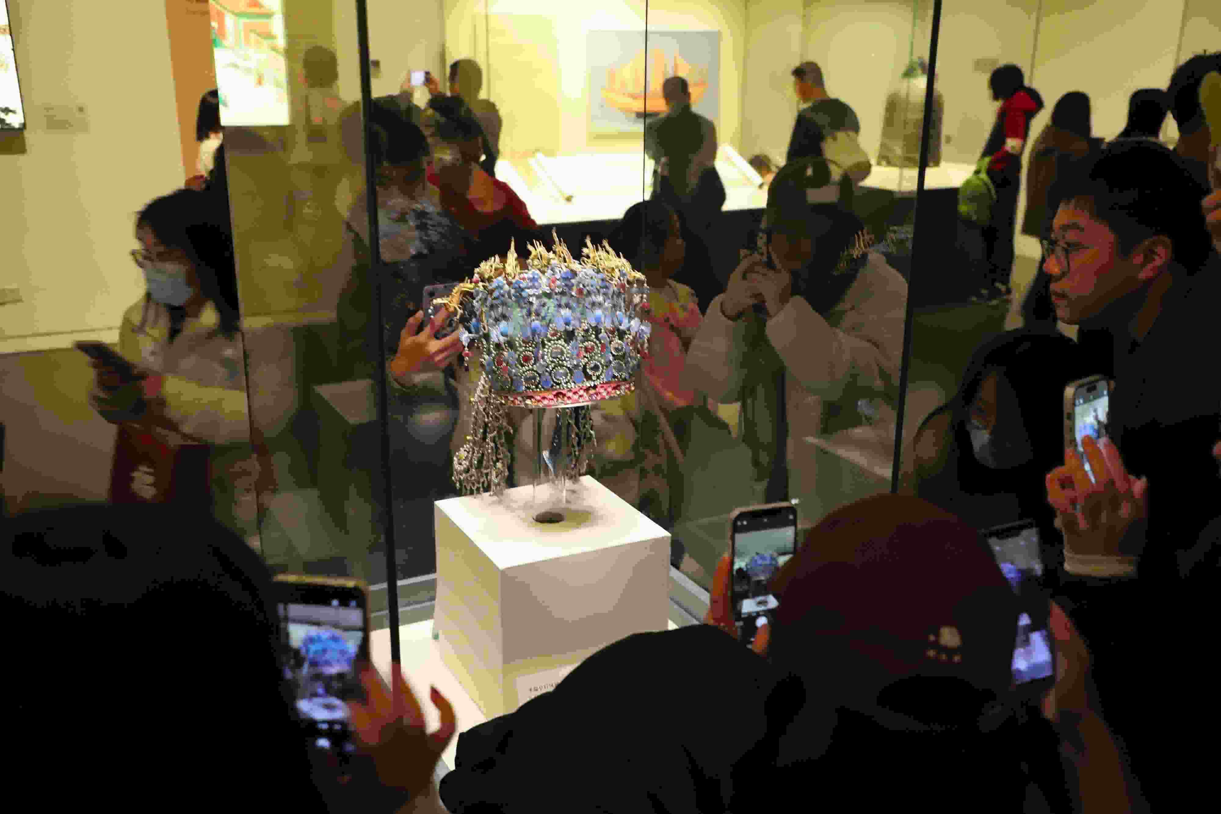 △ 2024年3月9日，北京，中國國家博物館，來自天南海北的游客在參觀藏品。