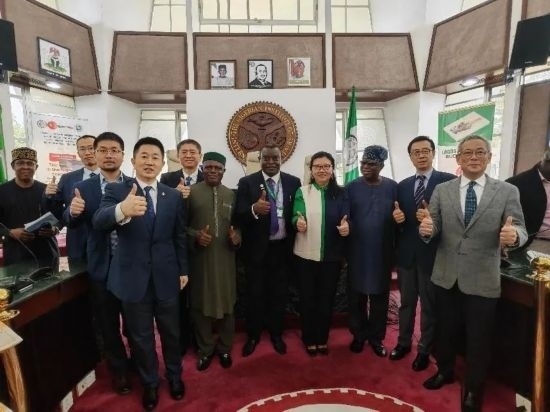 3月21日，與會嘉賓在首屆拉各斯論壇現(xiàn)場合影留念。（圖片由中國駐拉各斯總領(lǐng)事館提供）