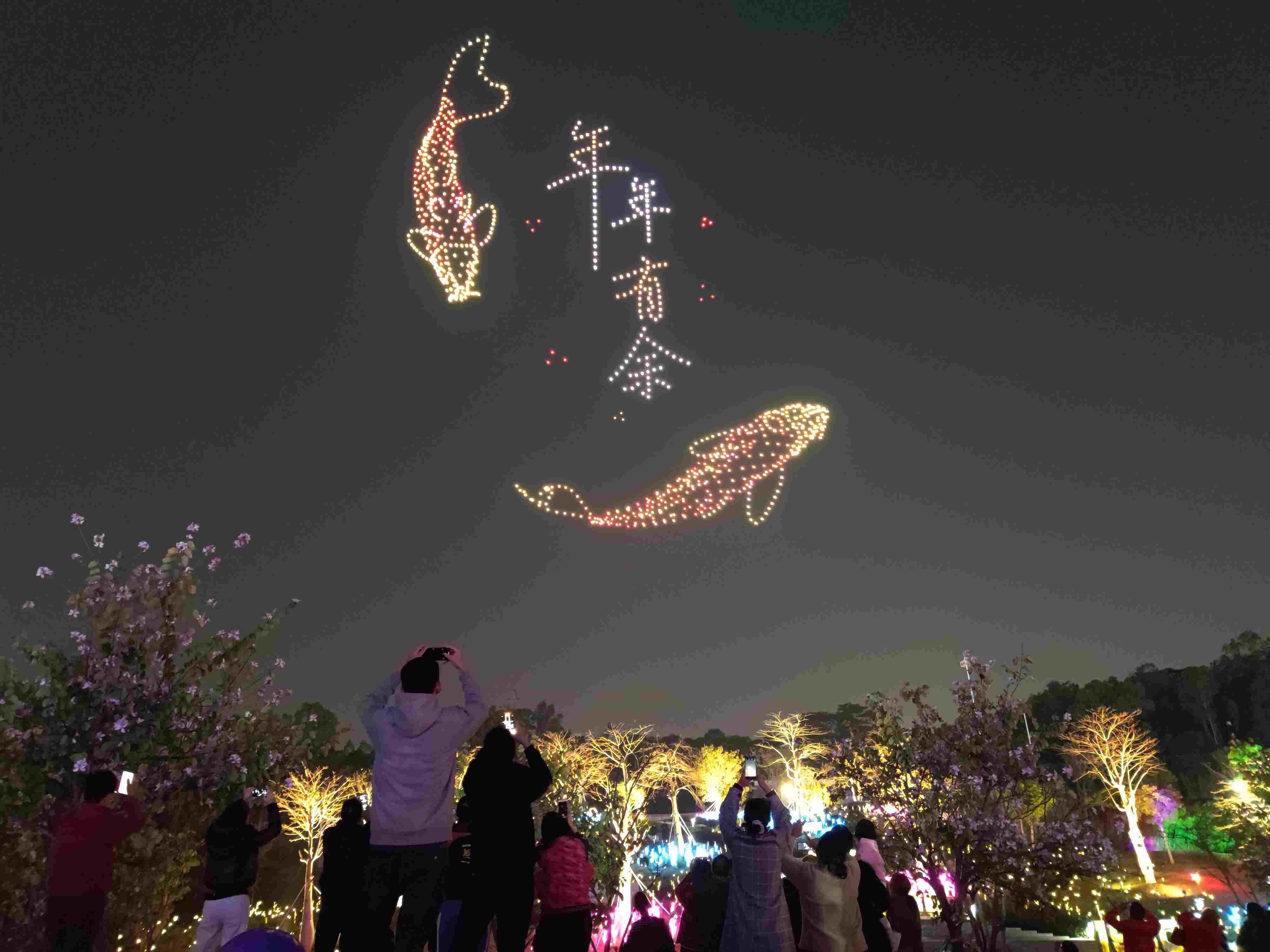 △ 2024年2月10日，深圳北站中心公園，春節(jié)主題無人機燈光秀引來眾多游客駐足觀看。