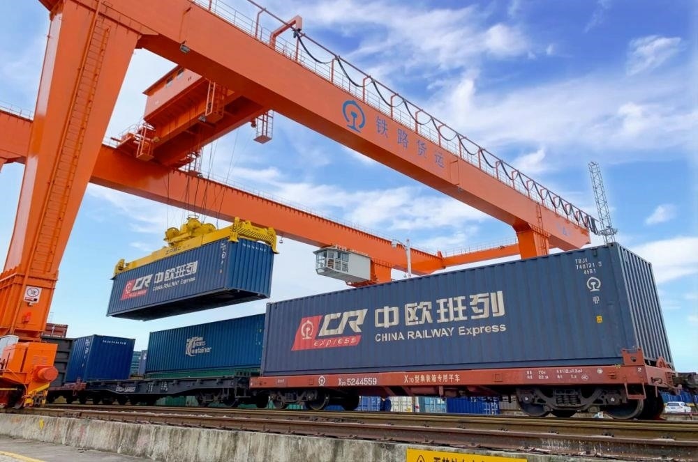 △2022年4月29日，在安徽合肥北站物流基地集裝箱作業(yè)區(qū)，準(zhǔn)備發(fā)運(yùn)的中歐班列集裝箱。