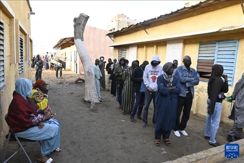 3月24日, 選民在塞內(nèi)加爾首都達喀爾的一處投票站前排隊。新華社發(fā)（登巴·蓋伊攝）