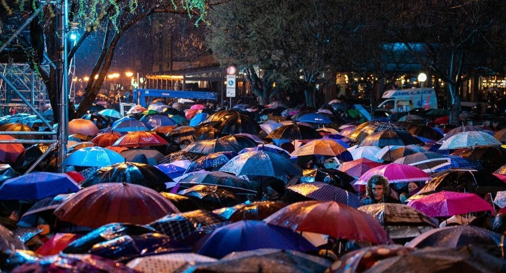 3月24日，在塞爾維亞南部城市普羅庫普列，人們參加北約轟炸南聯(lián)盟遇難者悼念儀式。新華社發(fā)（王韡攝）