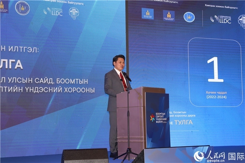 2.圖勒嘎部長做主旨報(bào)告。人民網(wǎng)記者 霍文攝_副本