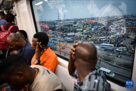 2月28日，在尼日利亞拉各斯，人們乘坐輕軌藍(lán)線列車。新華社記者 韓旭 攝