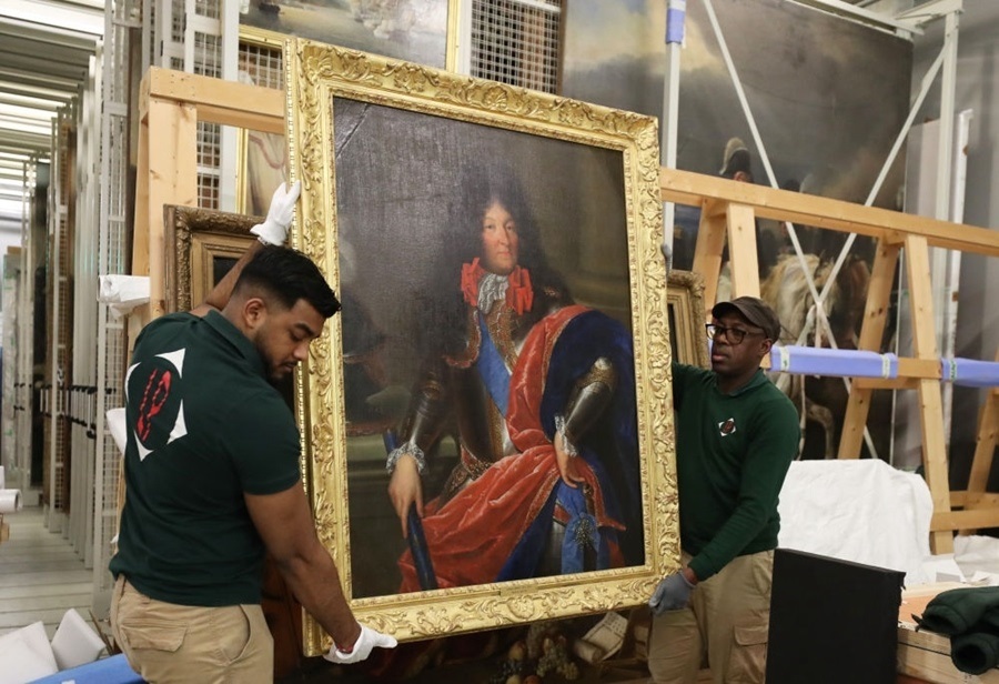  2024年3月11日，在法國巴黎近郊的凡爾賽宮，工作人員準(zhǔn)備打包油畫《路易十四戎裝像》。在2024年中法建交60周年暨中法文化旅游年之際，凡爾賽宮和故宮博物院將于4月至6月在故宮共同舉辦“凡爾賽宮與紫禁城”展覽。凡爾賽宮工作人員將70余件法方展品打包裝箱，計(jì)劃在不久之后將其運(yùn)往北京。新華社記者 高靜 攝