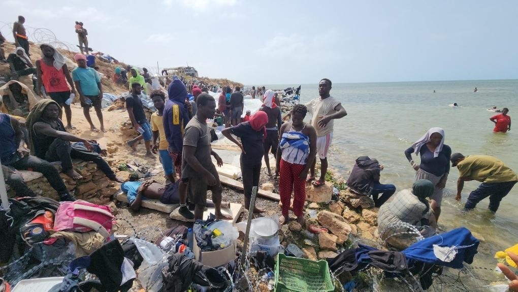 2023年7月26日，在突尼斯與利比亞邊境的艾季迪爾角，眾多移民滯留在地中海海岸邊。新華社發(fā)（哈姆扎·圖爾基亞攝）