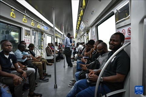 2月28日，在尼日利亞拉各斯，人們乘坐輕軌藍(lán)線列車。新華社記者 韓旭 攝