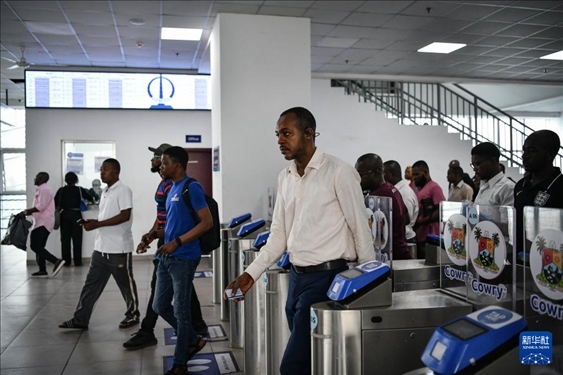 2月28日，在尼日利亞拉各斯，人們在輕軌藍(lán)線碼頭站刷卡出站。新華社記者 韓旭 攝