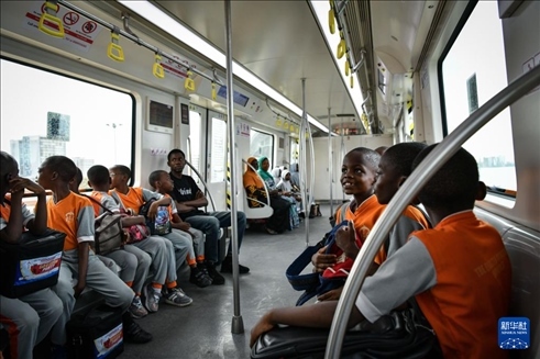 2月28日，在尼日利亞拉各斯，一所小學(xué)的學(xué)生們體驗(yàn)乘坐輕軌藍(lán)線列車。新華社記者 韓旭 攝