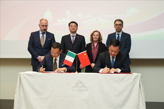揚(yáng)州市政府與意大利中國商會(huì)簽署合作協(xié)議。 主辦方供圖