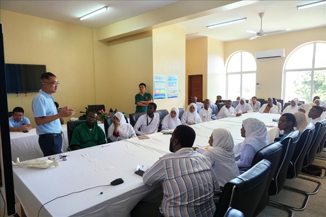 韋長(zhǎng)群醫(yī)生進(jìn)行中醫(yī)講座。中國(guó)援桑醫(yī)療隊(duì)供圖